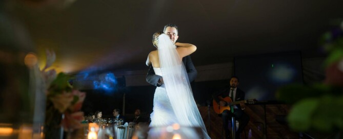 Couple shares first dance with live guitarist and candlelight