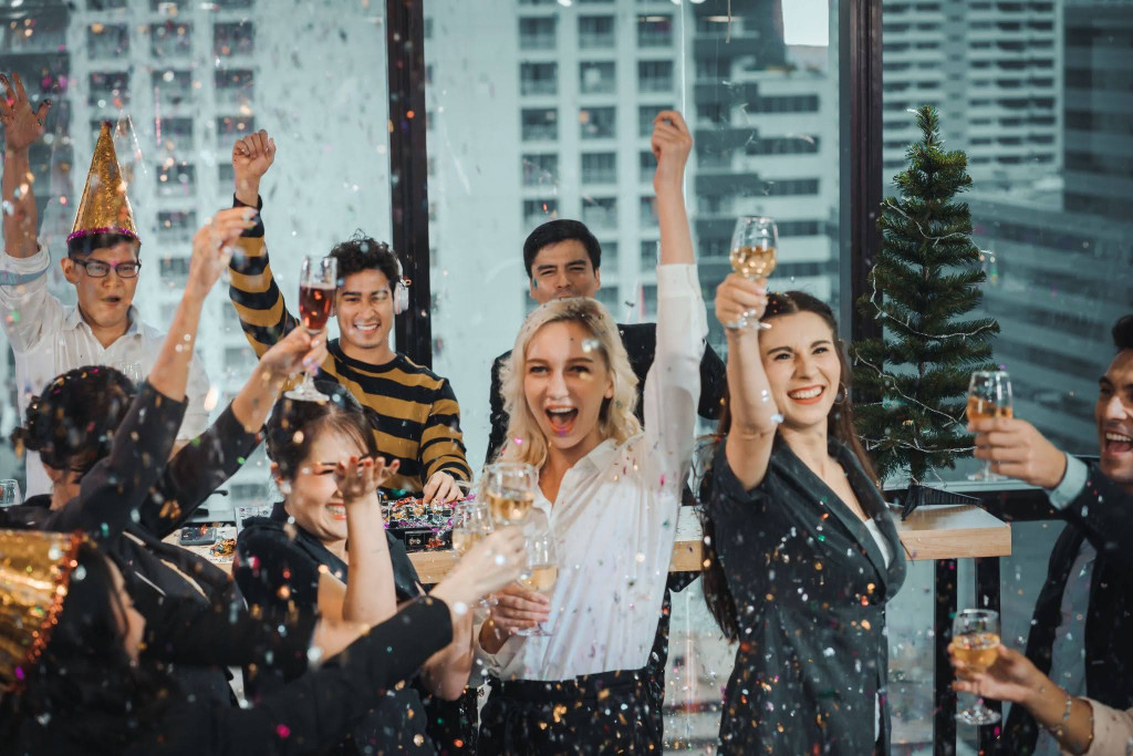 Corporate holiday party ideas Corporate holiday party ideas with confetti, DJs, and drinks