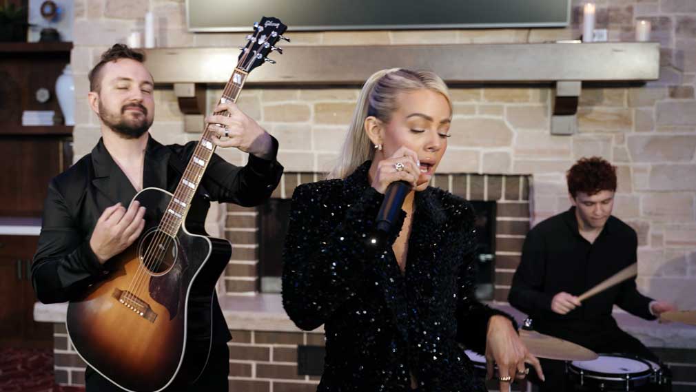 Jewel Tones Duo: Guitarist and Singer